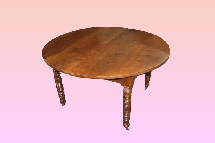 Antico tavolo del 1800 circolare allungabile in legno di noce Francese
