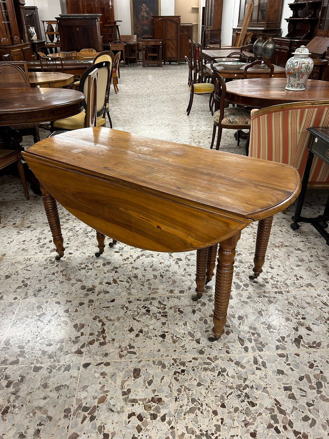 Tavolo Con Alette Ovale del 1800 Allungabile in Legno di Noce Stile Luigi Filippo Rustico