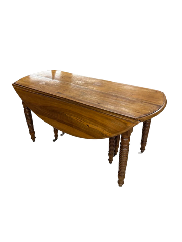 Table ovale à rabats du XIXe siècle extensible en bois de noyer de style rustique Louis-Philippe