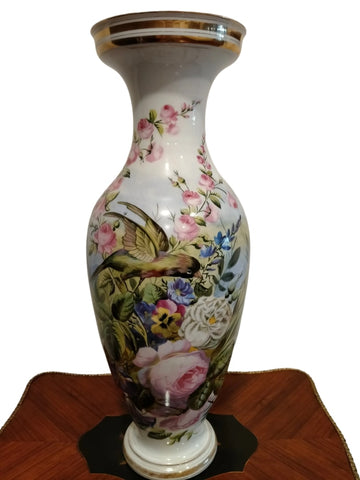 Paire de vases anciens en porcelaine décorée fabriqués dans le Vieux Paris