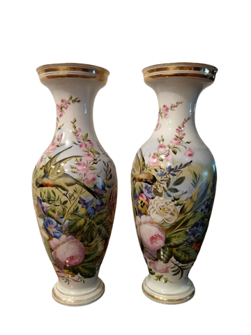 Paire de vases anciens en porcelaine décorée fabriqués dans le Vieux Paris