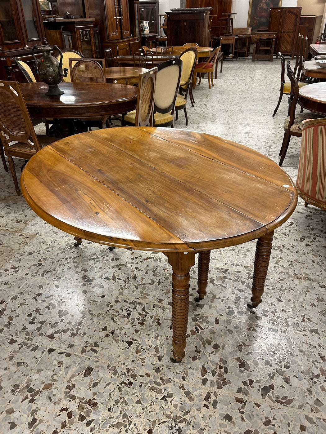 Tavolo Con Alette Ovale del 1800 Allungabile in Legno di Noce Stile Luigi Filippo Rustico