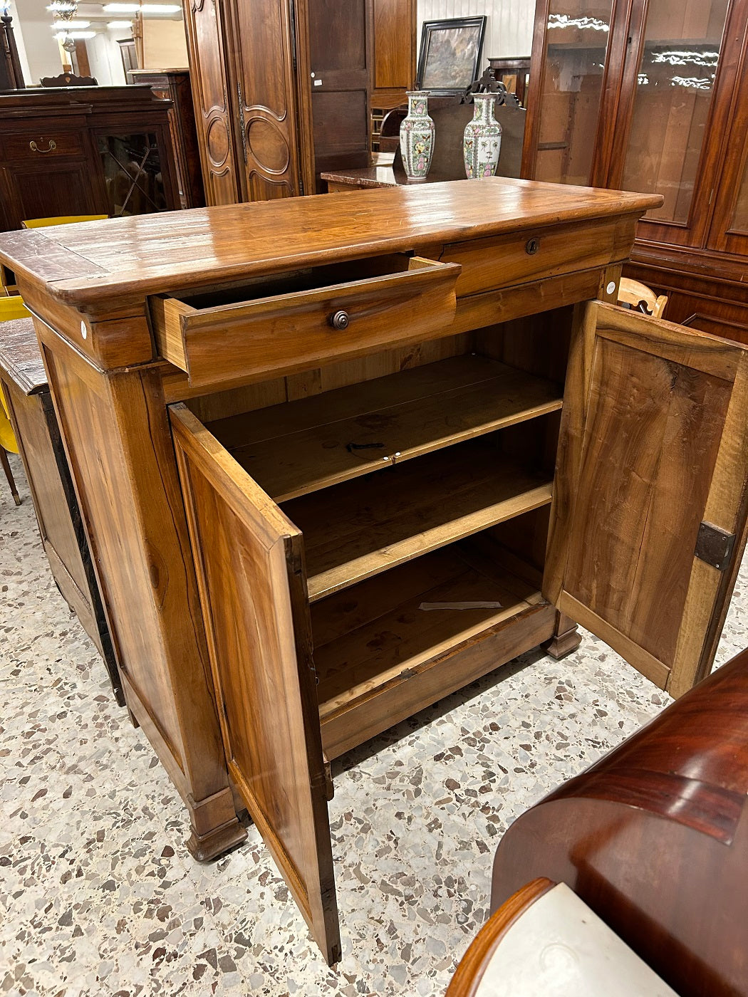 Credenza Francese Stile Luigi Filippo in Legno di noce XIX secolo con 2 ante e 2 cassetti