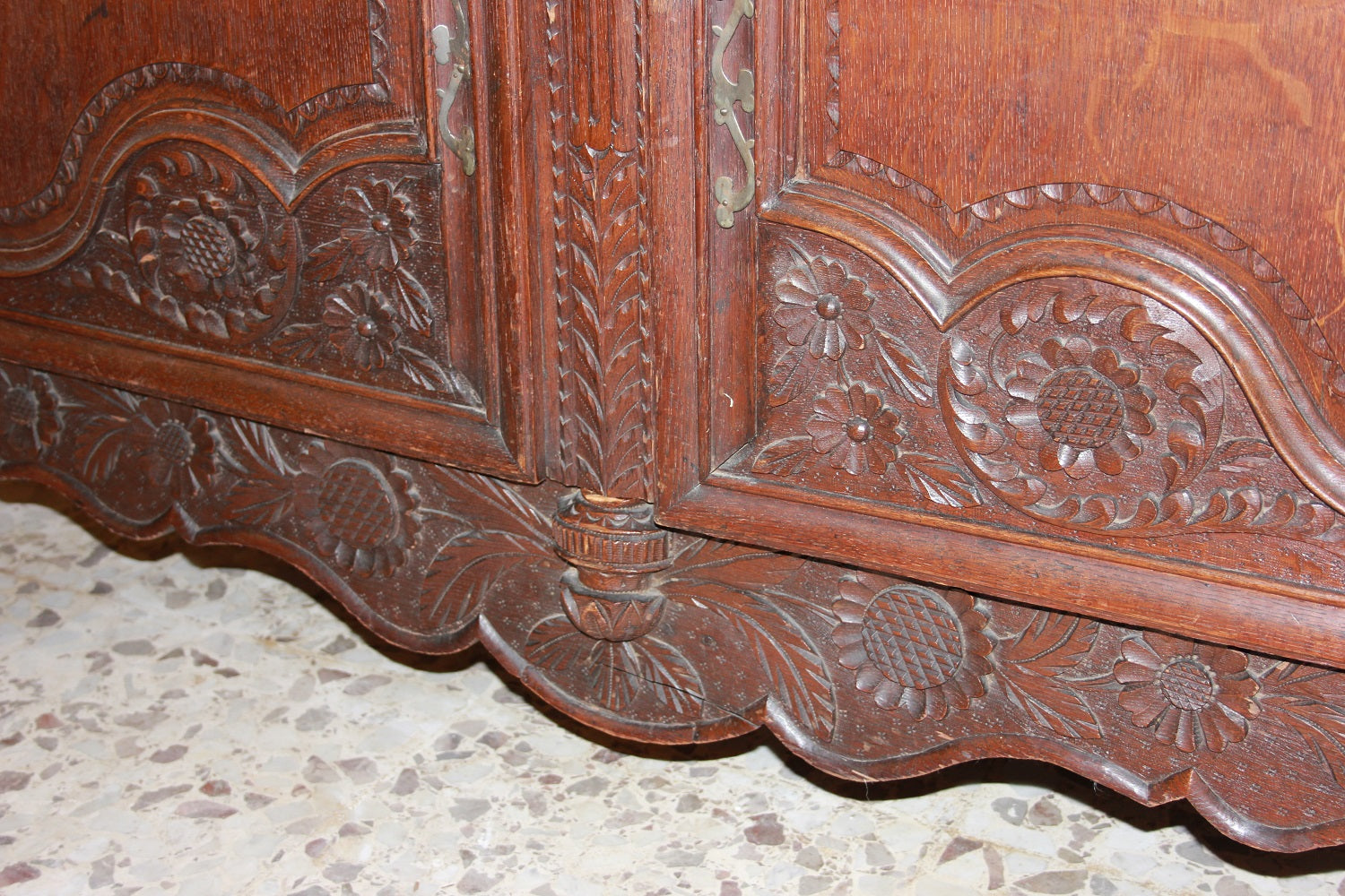 Armadio 2 Porte Riccamente Intagliato in legno di rovere Provenzale Normandia XVIII secolo