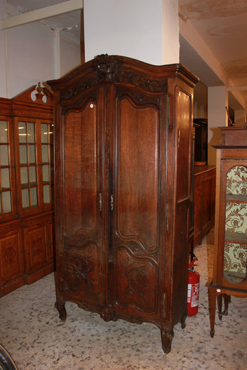 Petit Armoire français du XIXe siècle en bois de chêne de style provençal