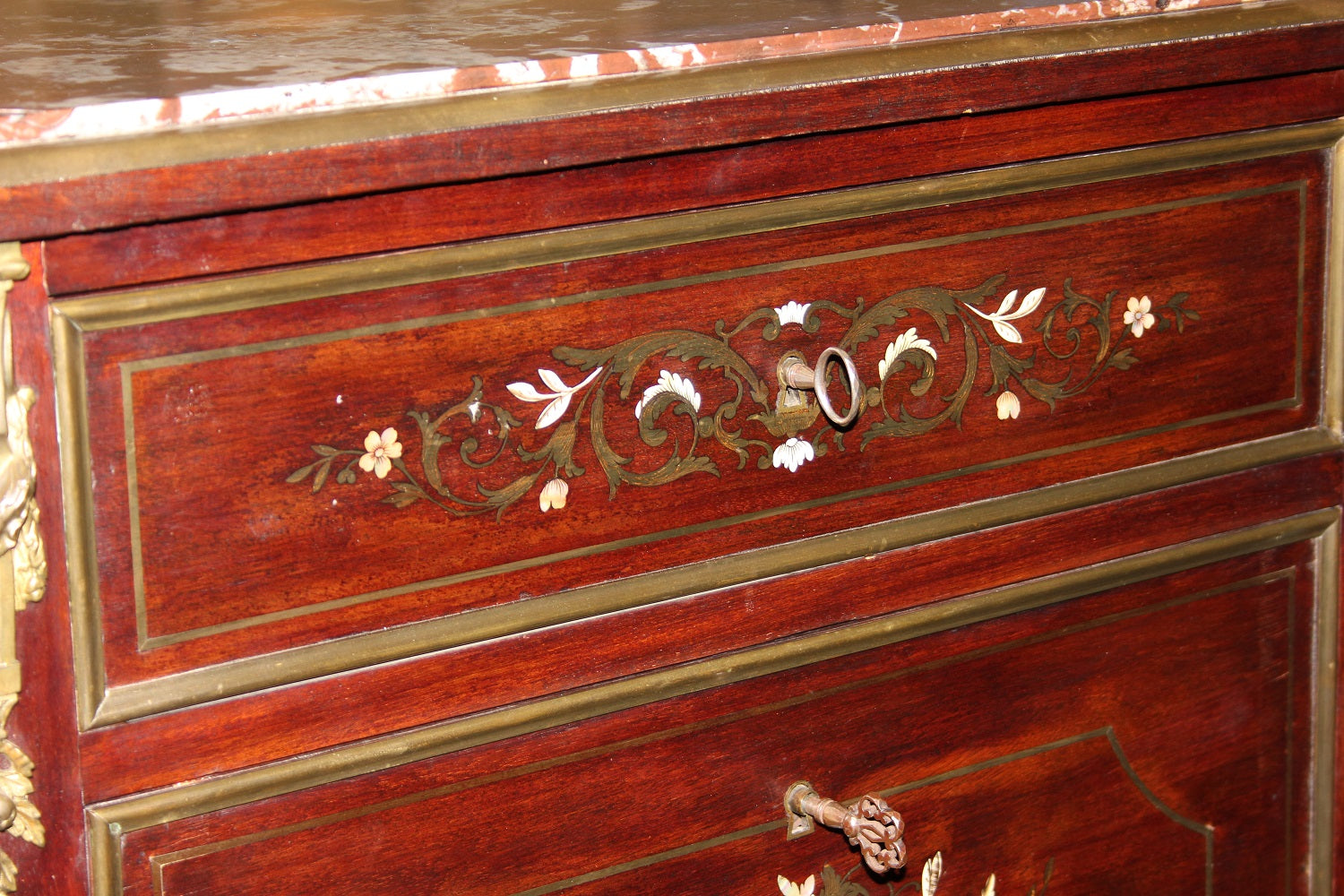 Secretaire Napoleone III in legno di mogano Riccamente intarsiato in Madreperla