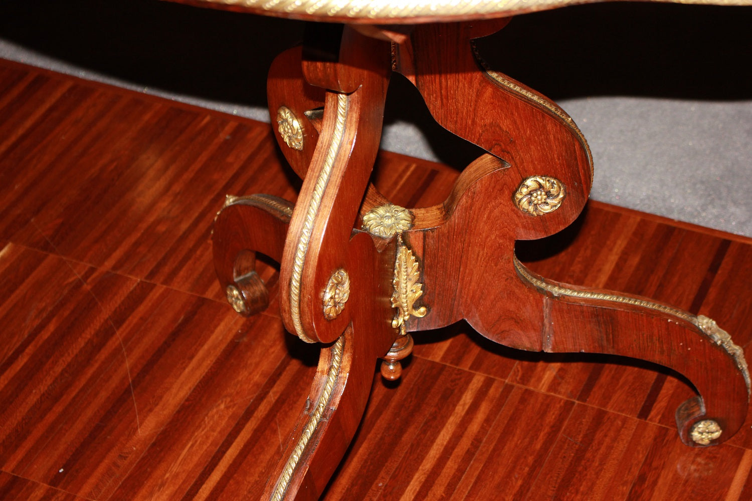 Tavolino a vela stile Luigi XV in legno di bois de violette del 1800