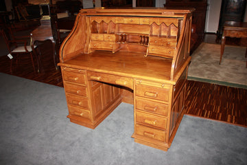 Early 20th Century American Rolltop Desk in Walnut Wood