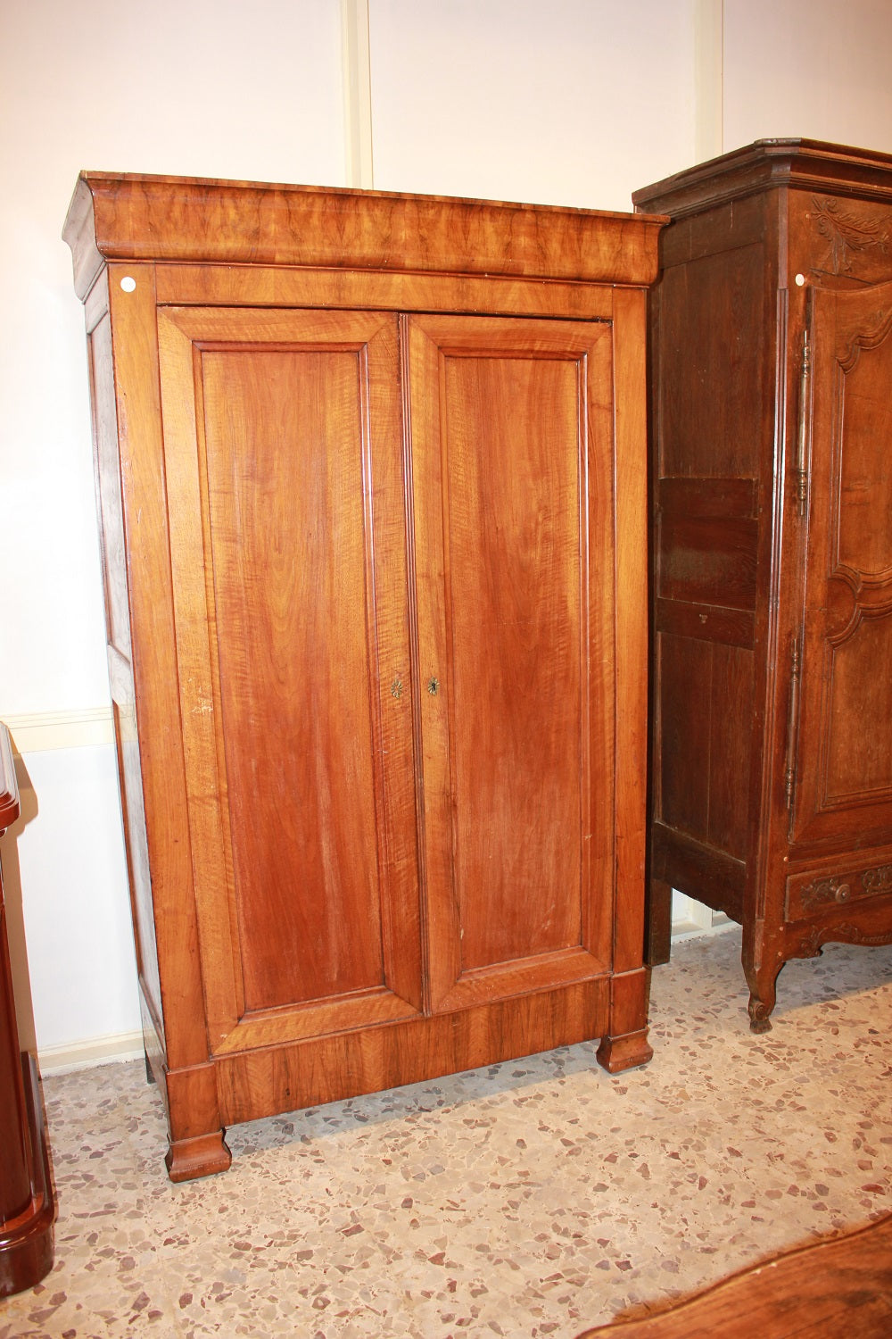 Petit Armoire Française Style Louis Philippe à 2 Portes Fermées