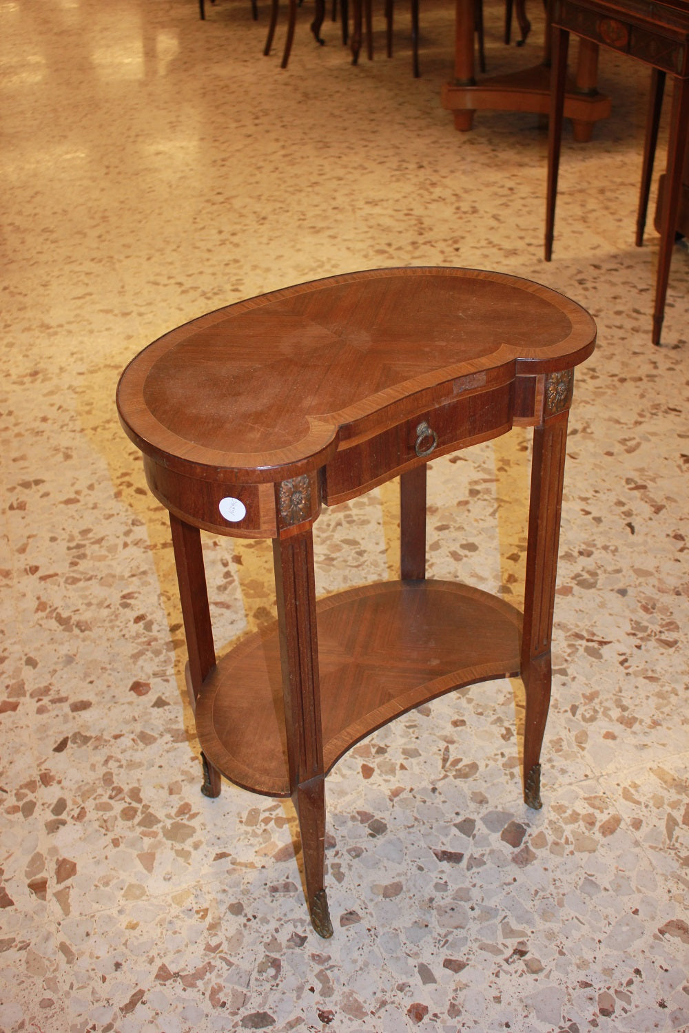 Petite Table en forme de haricot français style Louis XVI du 19ème siècle