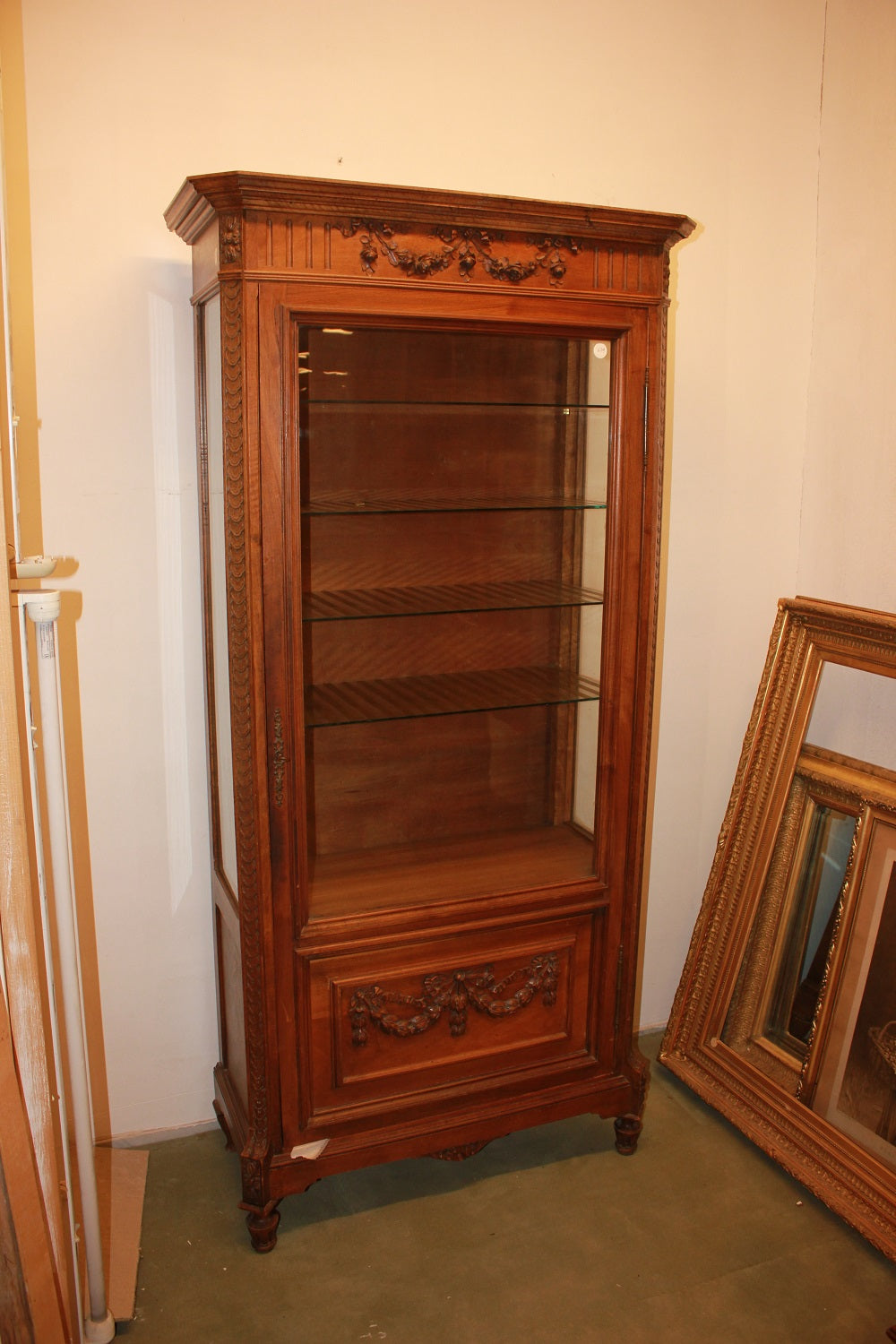 Vitrine im Louis-XVI-Stil aus Nussbaumholz Anfang 1900 mit Schnitzereien