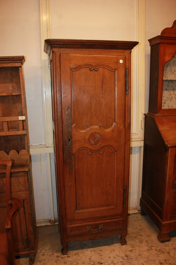 Petit Armoire Français à Une Porte en Noyer, Style Provençal