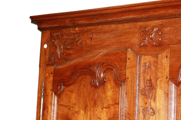 Armoire bretonne française de la fin des années 1700 en bois de chêne