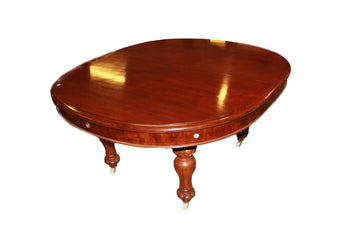 Extendable Oval Table in Victorian Style from the 19th Century in Mahogany