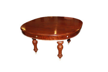 Extendable Oval Table in Victorian Style from the 19th Century in Mahogany