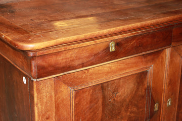 Französisches Zweitüriges Sideboard im Louis-Philippe-Stil aus dem 19. Jahrhundert in Nussbaum