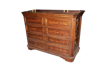 Tuscan chest of drawers from 1600 in walnut wood