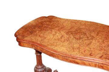 Irish biscuit-shaped center table from the first half of the 19th century in walnut root