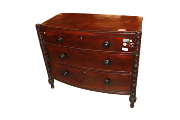 Commode de la première moitié du XIXème siècle, de style Régence en bois d'acajou