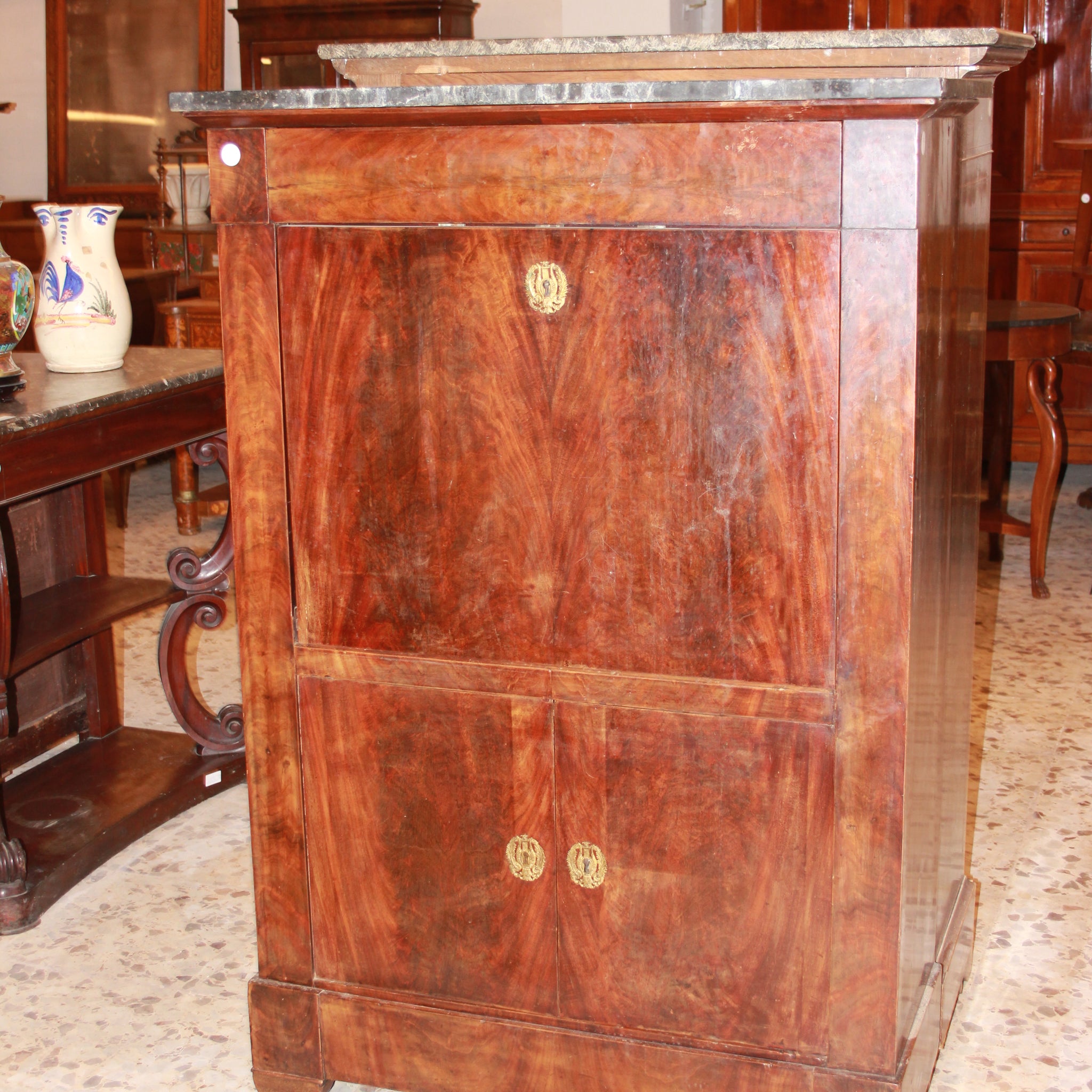 Secretaire francese di metà 1800 stile Impero con bocchette in bronzo e piano in marmo nero