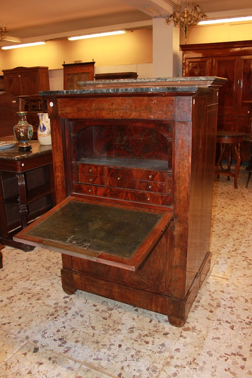 Secretaire francese di metà 1800 stile Impero con bocchette in bronzo e piano in marmo nero