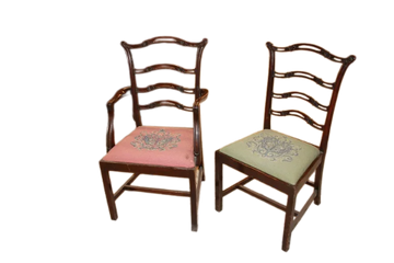 Groupe de 8 chaises anglaises de style Chippendale des années 1800 en bois d'acajou avec assises brodées aux petits points