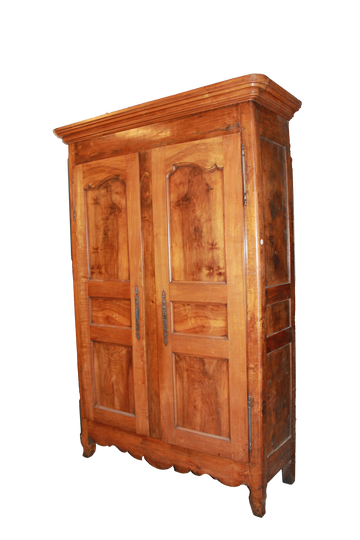 Armoire provençale du début du 19ème siècle en noyer avec 2 portes fermées