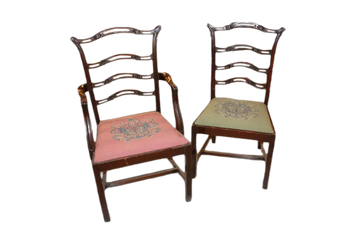 Groupe de 8 chaises anglaises de style Chippendale des années 1800 en bois d'acajou avec assises brodées aux petits points