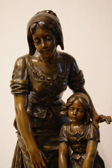 Sculpture en zamak d'Émile Nestor Joseph Carlier (1849-1927) représentant une dame avec un enfant